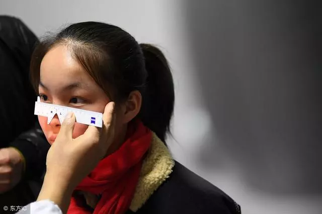 晚上躺著玩手機,久了會怎樣?醫生直言:出現4種變化,及時停止