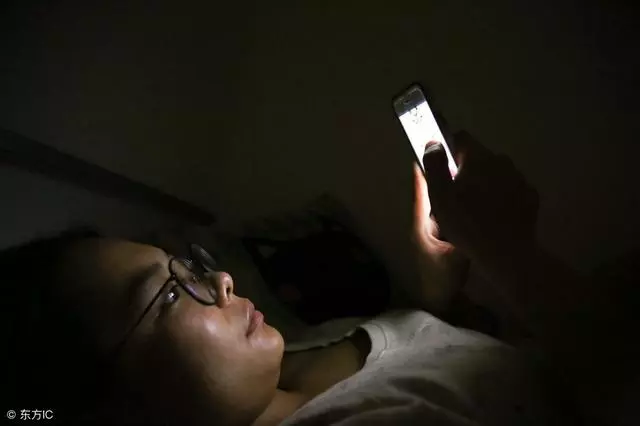 晚上躺著玩手機,久了會怎樣?醫生直言:出現4種變化,及時停止