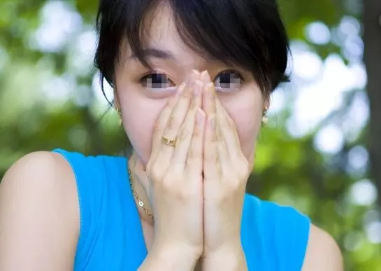 父親失禁,請來保姆後卻從未尿過褲子,女兒納悶,裝監控一瞧淚流滿面