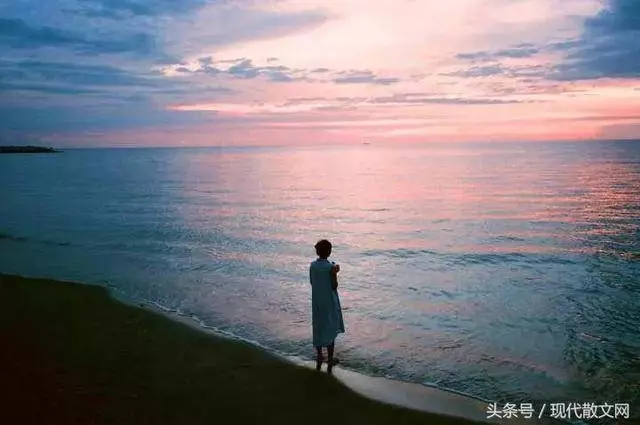 小夫妻住凶宅,不遭殃反發財,風水先生往院裡一看,嚇得站不穩