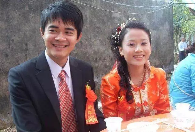 小夫妻住凶宅,不遭殃反發財,風水先生往院裡一看,嚇得站不穩