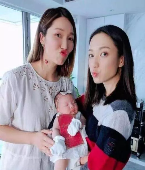 李亞男抱女兒現身鏡頭,女兒如今長成這樣,網友:果然不出我所料~