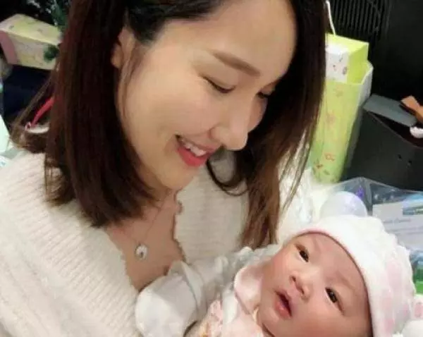 李亞男抱女兒現身鏡頭,女兒如今長成這樣,網友:果然不出我所料~