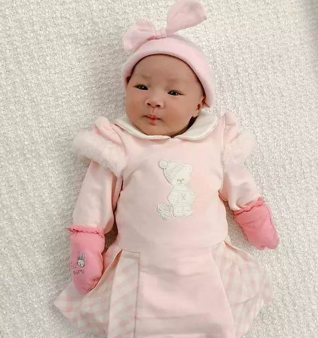 李亞男抱女兒現身鏡頭,女兒如今長成這樣,網友:果然不出我所料~