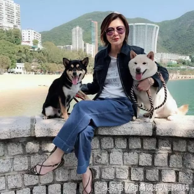 56歲關之琳近照,再談被塞球事件,直言劉鑾雄開價2千萬!
