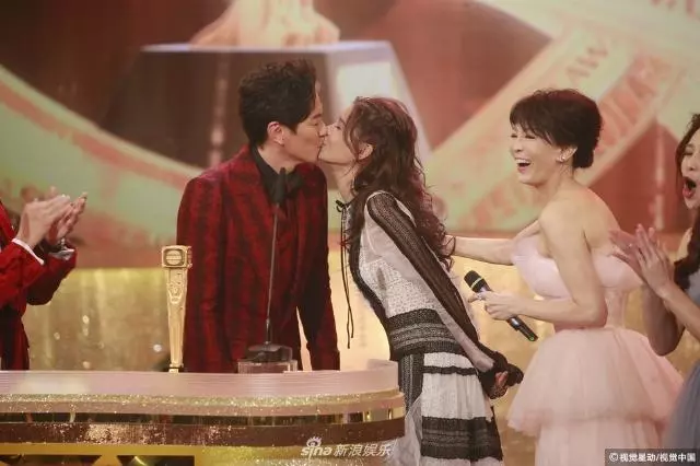 頒獎禮上公開婚事 女主持人在台上甜蜜獻吻演員男友 !