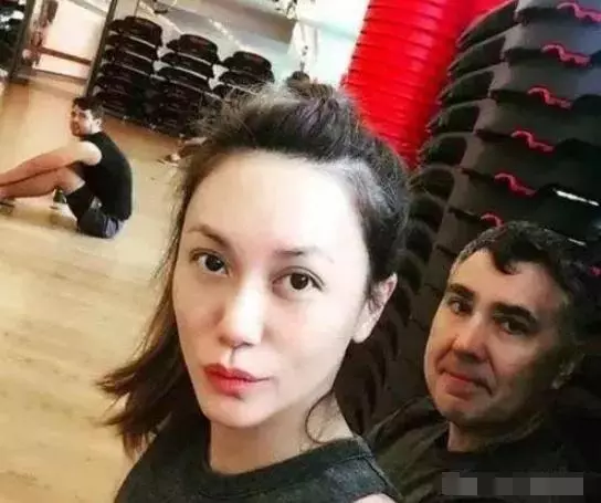 新加坡四美現狀:三美都嫁給了愛情,唯獨她八年婚姻還是散了