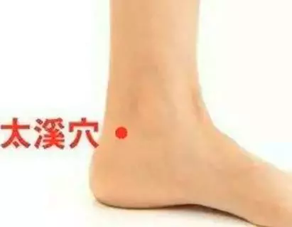 敷面膜臉上皮膚還乾燥,水嫩皮膚一個穴位就解決