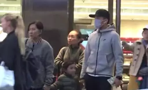 劉愷威陪女兒逛街,暫放事業做暖爸,卻曝出和楊冪「藕斷絲連」