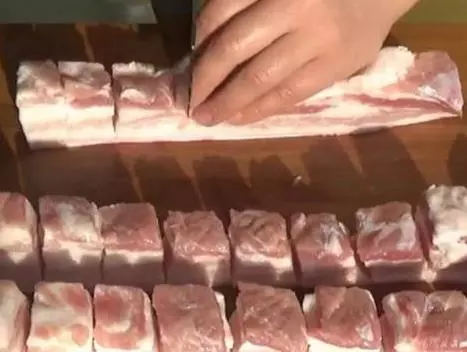五花肉一定要這樣做,在加一瓶啤酒,比紅燒肉還好吃,讓你忍不住舔盤子!