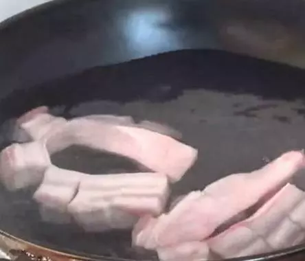 五花肉一定要這樣做,在加一瓶啤酒,比紅燒肉還好吃,讓你忍不住舔盤子!