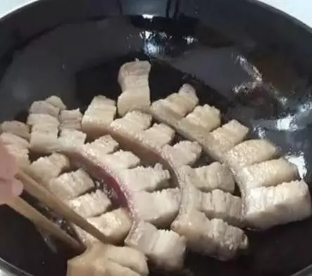 五花肉一定要這樣做,在加一瓶啤酒,比紅燒肉還好吃,讓你忍不住舔盤子!