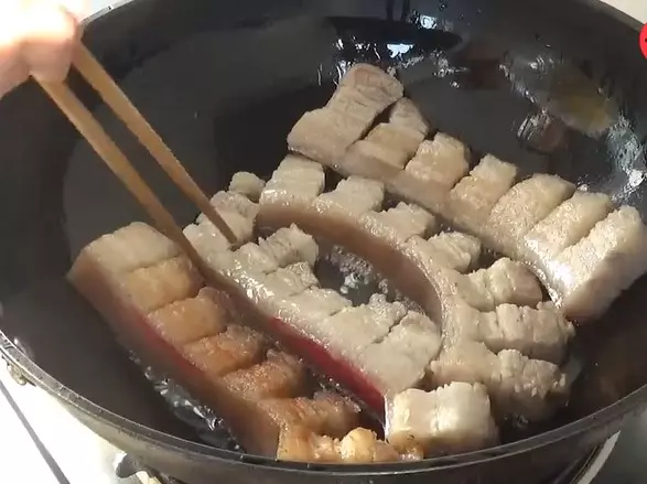 五花肉一定要這樣做,在加一瓶啤酒,比紅燒肉還好吃,讓你忍不住舔盤子!