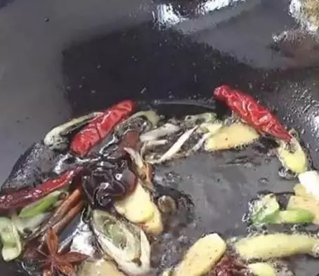五花肉一定要這樣做,在加一瓶啤酒,比紅燒肉還好吃,讓你忍不住舔盤子!