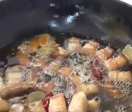 五花肉一定要這樣做,在加一瓶啤酒,比紅燒肉還好吃,讓你忍不住舔盤子!