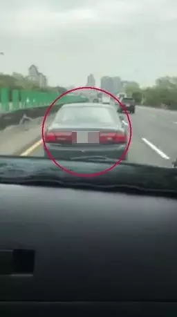 白目駕駛!國道擋住救護車「60秒堅持不讓」 警察7PUPU「直接讓他吃癟」下場好療癒