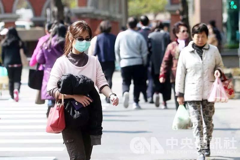 重回冬天!冷空氣、鋒面雙登入「迎來13度濕冷低溫」 氣象局曝未來會有「連著2波雨勢襲來」