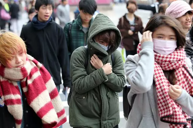 重回冬天!冷空氣、鋒面雙登入「迎來13度濕冷低溫」 氣象局曝未來會有「連著2波雨勢襲來」