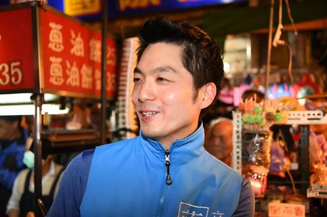 偶像劇?三重掃街蔣萬安「神回眸」 網: 快看我
