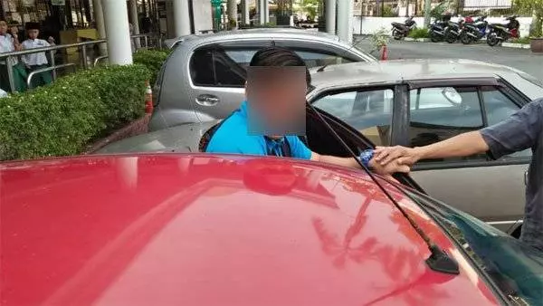 車子阻礙他人還發惡, 巫裔男子揮拳打司機