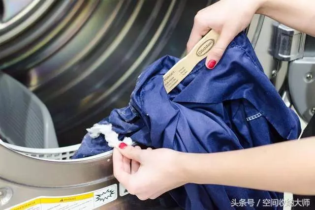 她不小心把爽身粉灑在衣服上,結果第二天醒來竟看到這樣一幕..被嚇了一跳