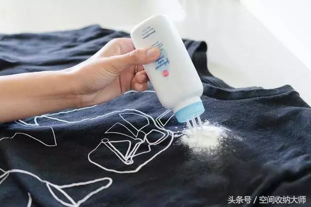她不小心把爽身粉灑在衣服上,結果第二天醒來竟看到這樣一幕..被嚇了一跳