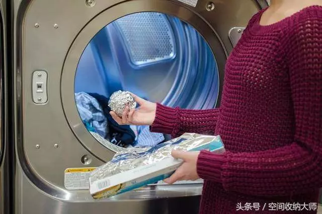她不小心把爽身粉灑在衣服上,結果第二天醒來竟看到這樣一幕..被嚇了一跳