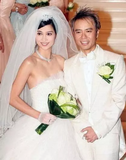 她19歲成港姐,與天王相戀13年才修成正果,被老公一寵就是26年!