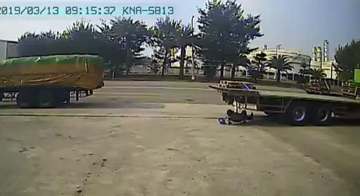 工安意外!雲林麥寮工人走在拖板車後方卻沒發現正在倒車,被撞倒遭車輪輾過,幸無生命危險