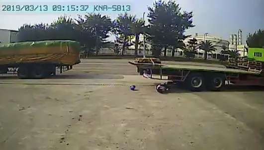 工安意外!雲林麥寮工人走在拖板車後方卻沒發現正在倒車,被撞倒遭車輪輾過,幸無生命危險