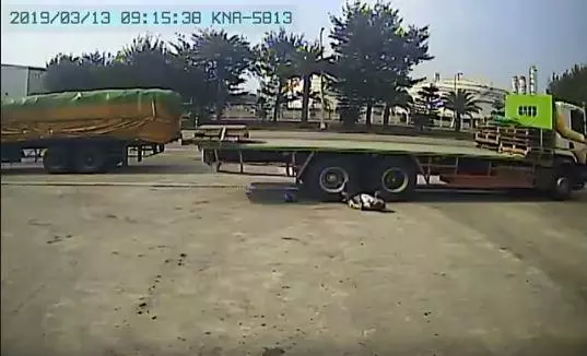 工安意外!雲林麥寮工人走在拖板車後方卻沒發現正在倒車,被撞倒遭車輪輾過,幸無生命危險