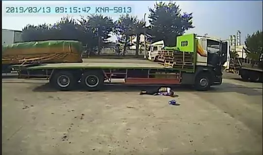 工安意外!雲林麥寮工人走在拖板車後方卻沒發現正在倒車,被撞倒遭車輪輾過,幸無生命危險