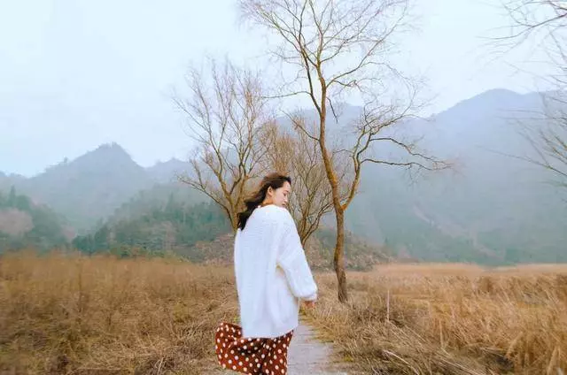 把老人安葬好後,5歲兒子說:媽媽,你背上趴著個人!媽媽癱地上