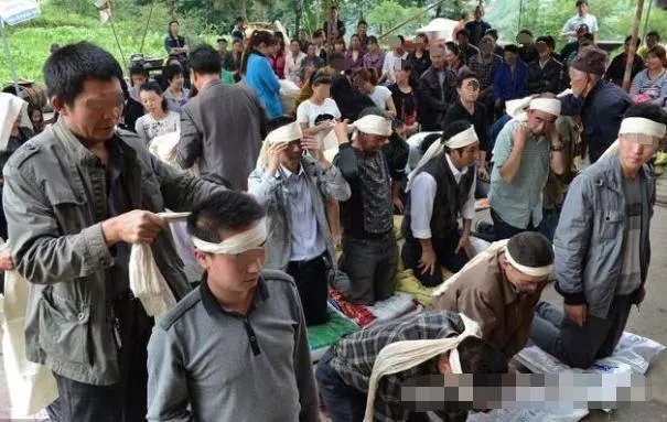 老母親去世,8個兒子回來爭家產,最小孫子親奶奶一口,大家蒙了
