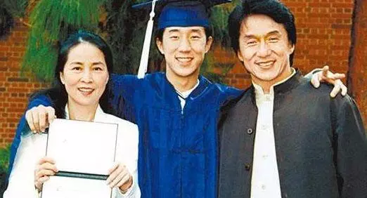 私生子的差距,成龍始終不承認小龍女,他每月給私生子女90萬!