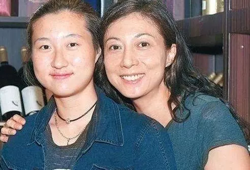 私生子的差距,成龍始終不承認小龍女,他每月給私生子女90萬!
