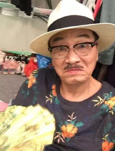 私生子的差距,成龍始終不承認小龍女,他每月給私生子女90萬!