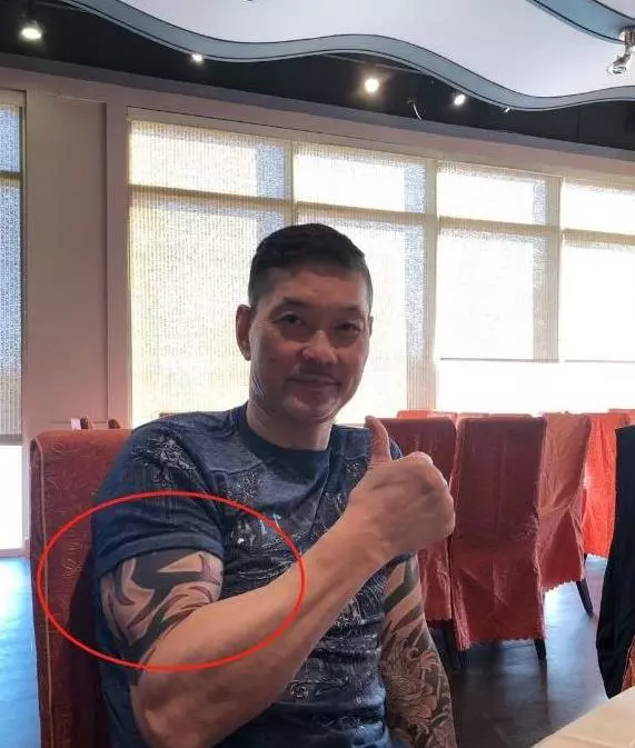 李連傑和他對打都受過傷,楊麗菁被他踢休克!洪金寶談到他直言:打不過,打不過