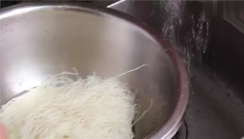 米粉好吃有秘訣,只需十分鐘,炒出的米粉香入味,味道一級棒!