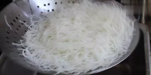 米粉好吃有秘訣,只需十分鐘,炒出的米粉香入味,味道一級棒!
