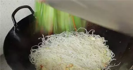 米粉好吃有秘訣,只需十分鐘,炒出的米粉香入味,味道一級棒!