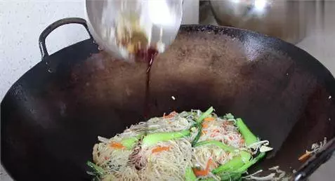 米粉好吃有秘訣,只需十分鐘,炒出的米粉香入味,味道一級棒!