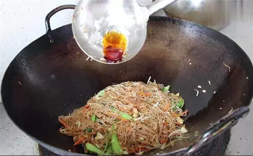 米粉好吃有秘訣,只需十分鐘,炒出的米粉香入味,味道一級棒!