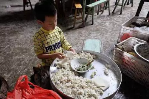 小男孩一天包「萬顆餛飩」養家 上節目見到爸媽終於「變回小孩」撒嬌大哭
