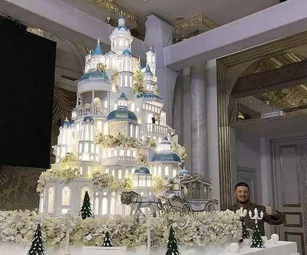 富二代花了「500萬做結婚蛋糕」,大家都罵奢侈!但蛋糕一推出來,全場被「美到目瞪口呆」