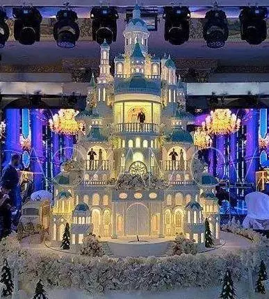 富二代花了「500萬做結婚蛋糕」,大家都罵奢侈!但蛋糕一推出來,全場被「美到目瞪口呆」