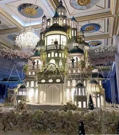 富二代花了「500萬做結婚蛋糕」,大家都罵奢侈!但蛋糕一推出來,全場被「美到目瞪口呆」