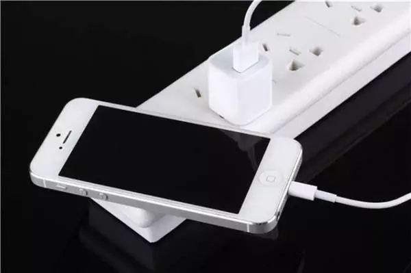 手機可以充電充整晚嗎?專家說出驚人「5個真相」沒想到跟我們想的完全不一樣啊!再不知道就慘了!