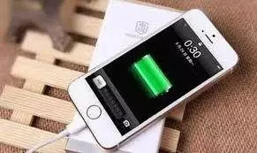 手機可以充電充整晚嗎?專家說出驚人「5個真相」沒想到跟我們想的完全不一樣啊!再不知道就慘了!