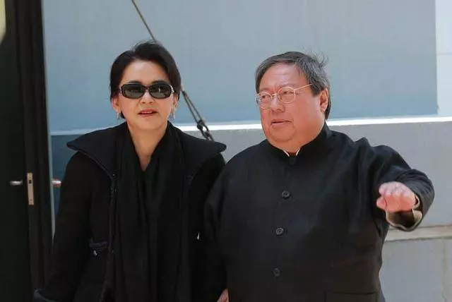61歲港星胡慧中老公被捕不惜賣樓救夫,攜女兒現身面容太憔悴